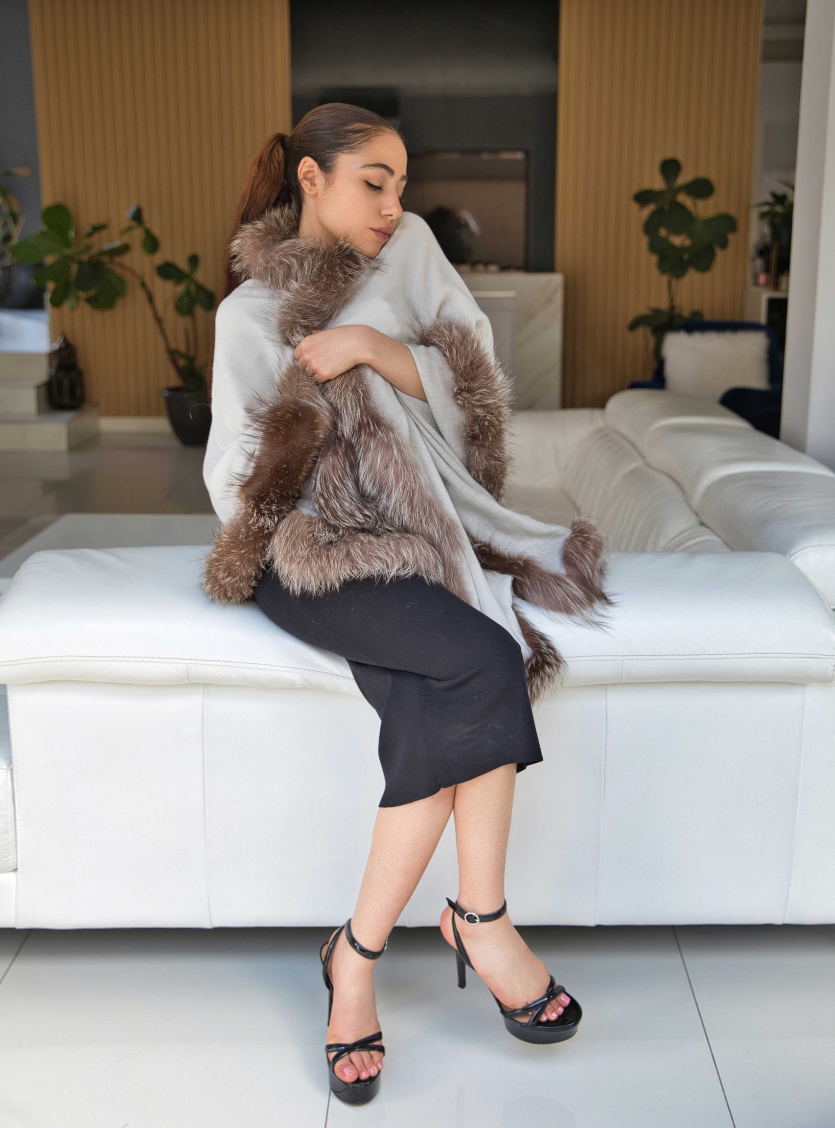 Reversible Woven Cashmere Fur Wrap - Image 5