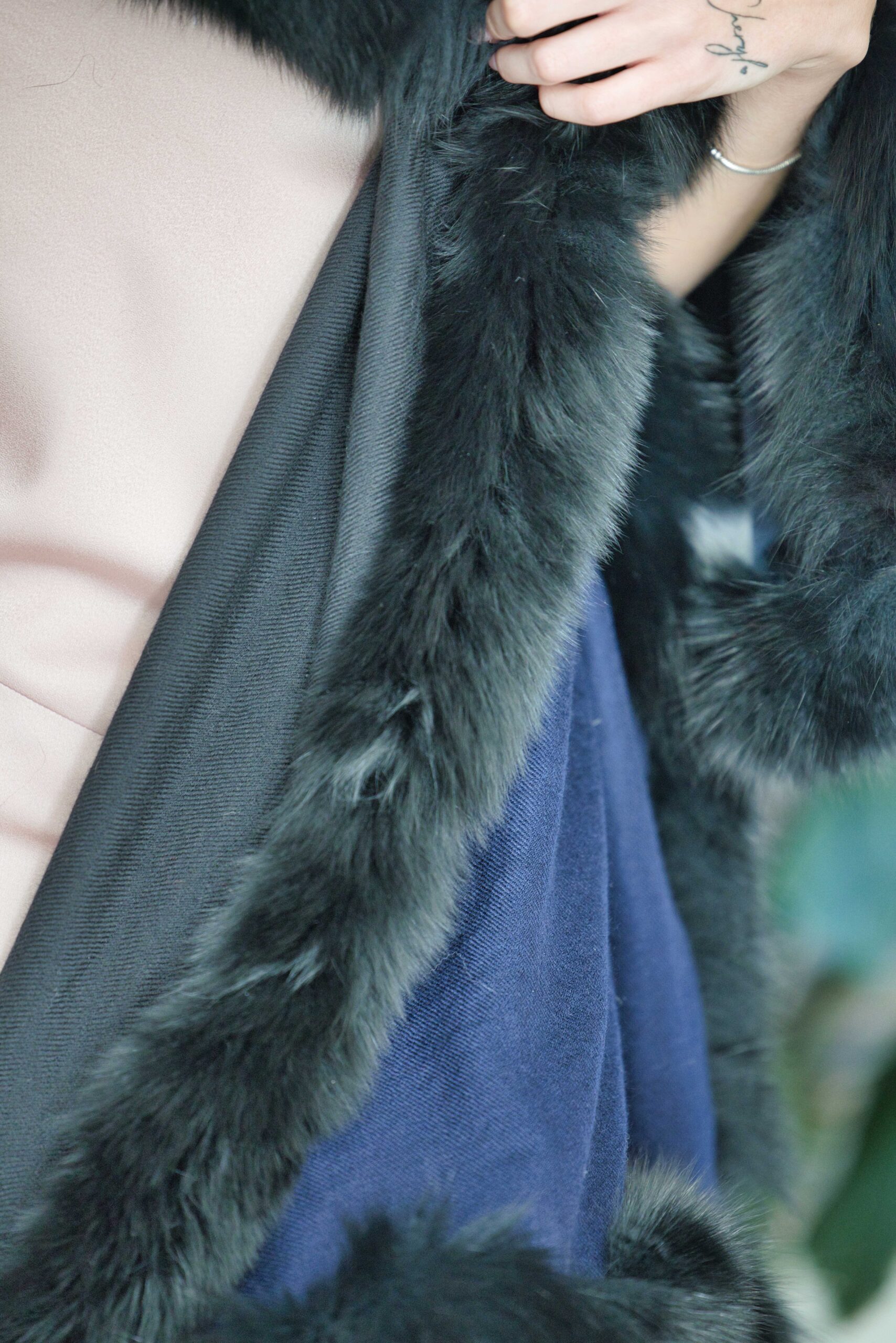 Reversible Woven Cashmere Fur Wrap - Image 6