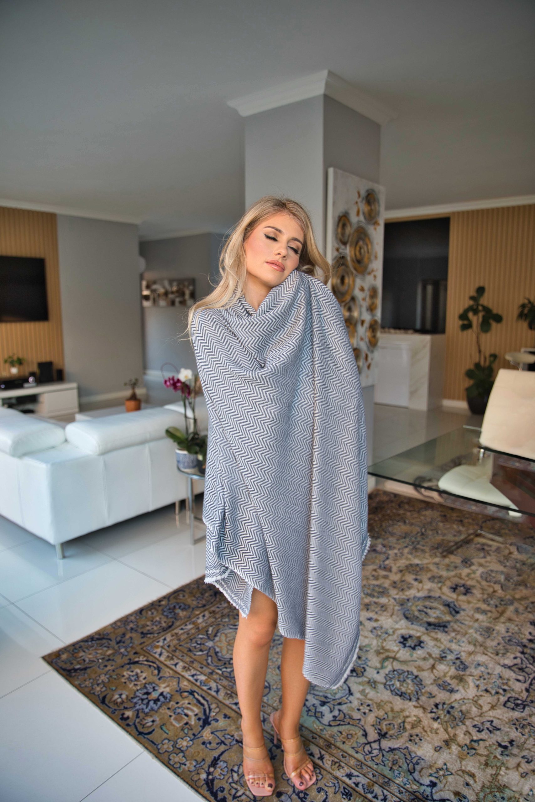 Bold Herringbone Cashmere Travel Wrap - Image 3